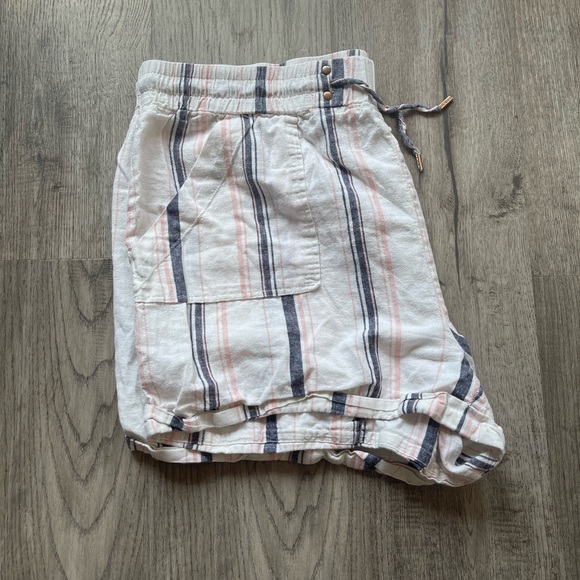 GUESS Striped Shorts - Picture 3 of 5